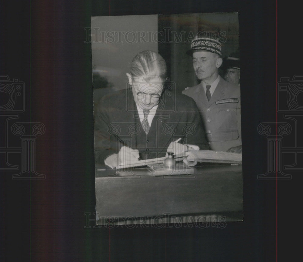 1955 Rhodesian Premier Mr. Malvern in France - Historic Images