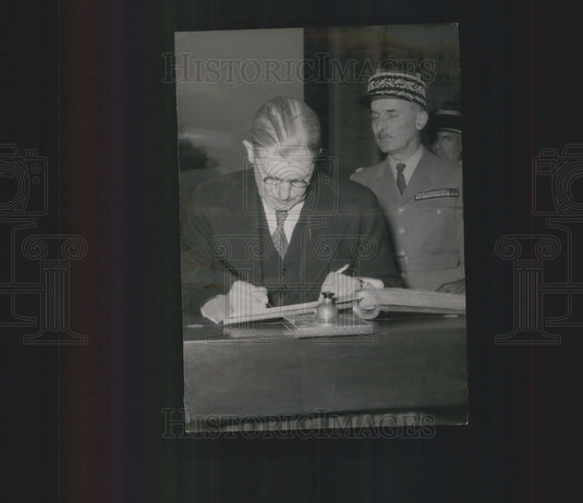 1955 Rhodesian Premier Mr. Malvern in France - Historic Images