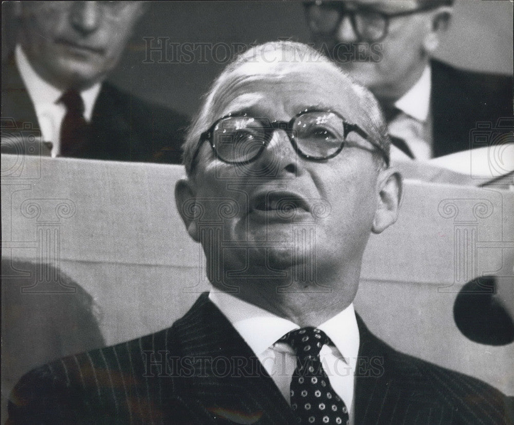 1963 Mr. Selwyn Lloyd addresses Conservative Party Conference - Historic Images