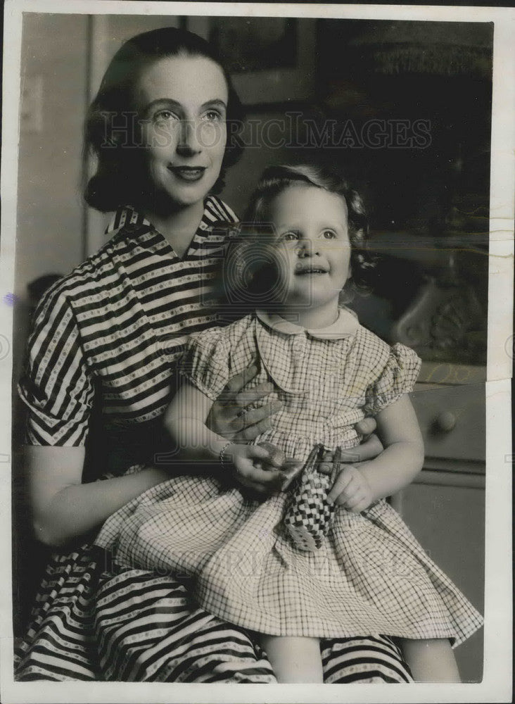 1957 Mrs. Elizabeth Selwyn Lloyd and her daughter Joanna. - Historic Images