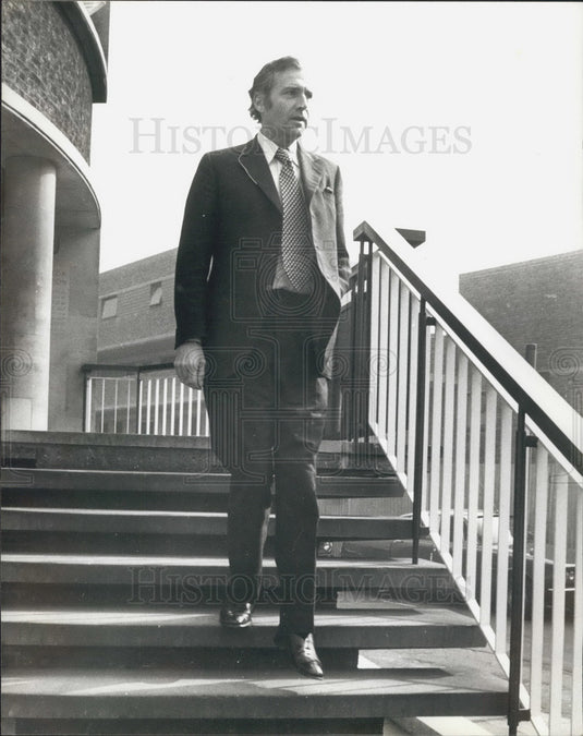 1975, John Stonehouse Makes His Obligatory Report To The Police - Historic Images
