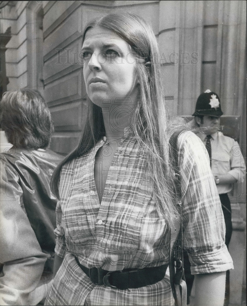 1975 Jane Stonehouse leaves father's trial - Historic Images