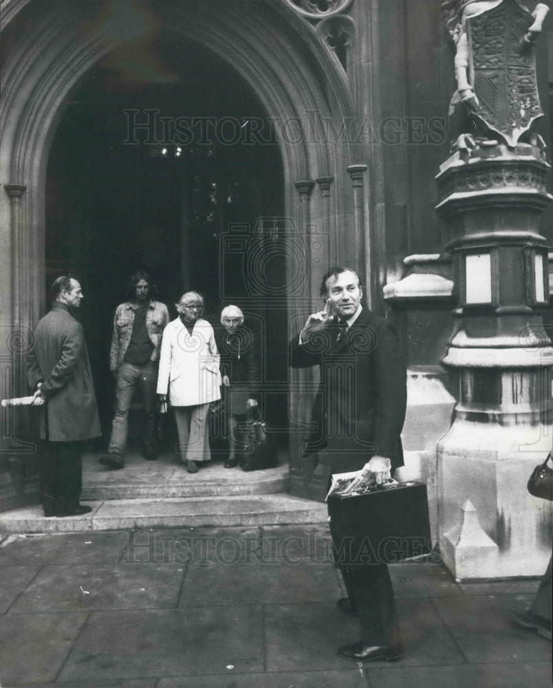 1975 Press Photo John Stonehouse Goes To The House Of Commons - Historic Images