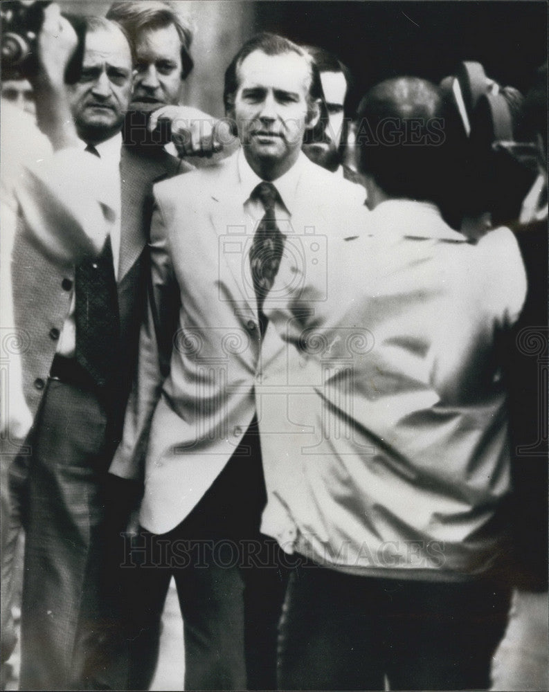 1974 Press Photo Mr. John Stonehouse on his way to the court in Melbourne - Historic Images