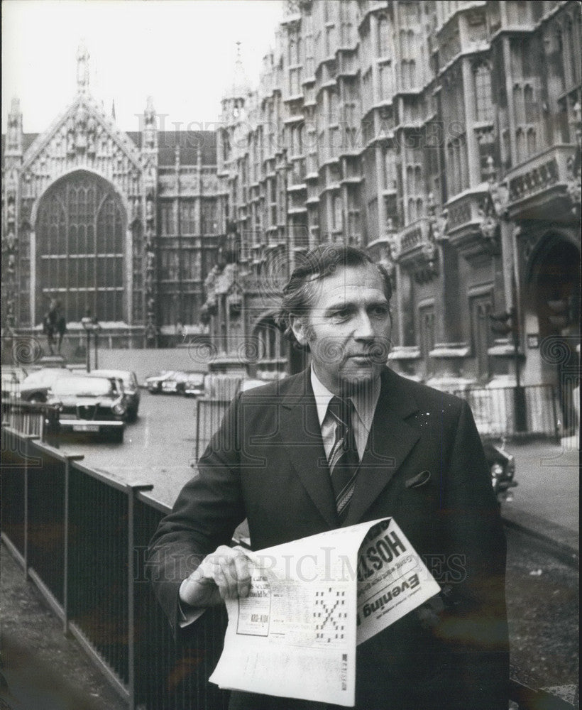 1975 Press Photo John Stonehouse Goes to the House of Commons - Historic Images