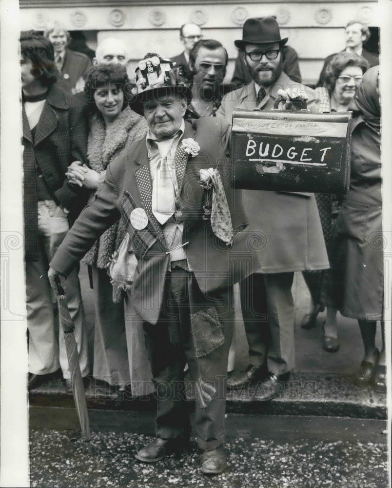 1975 Press Photo Mr. Ernest Stokes, aged 73 and his budget box - Historic Images