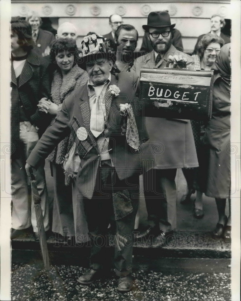 1975 Press Photo Mr. Ernest Stokes, aged 73 and his budget box - KSB00607-Historic Images