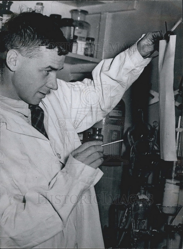 1952, Dr. Richard L.M. Synge: Nobel Prize Chemistry 1952 - KSB00649 - Historic Images