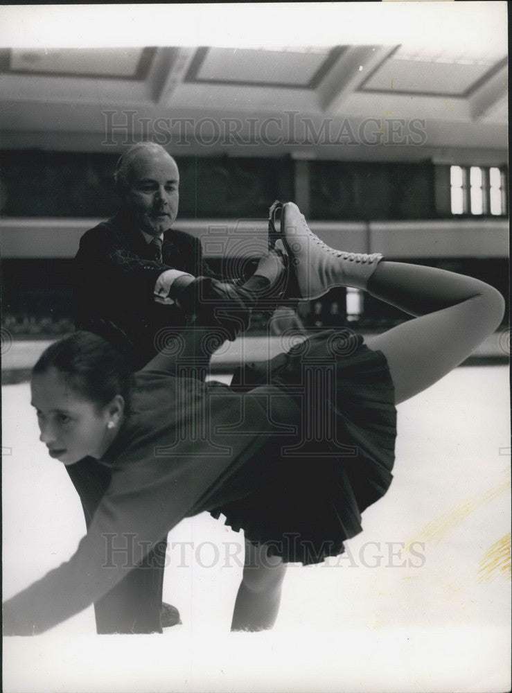 1940 Press Photo Jacques Gerschwiler helps Yvonne Sugden ,figure skating - Historic Images