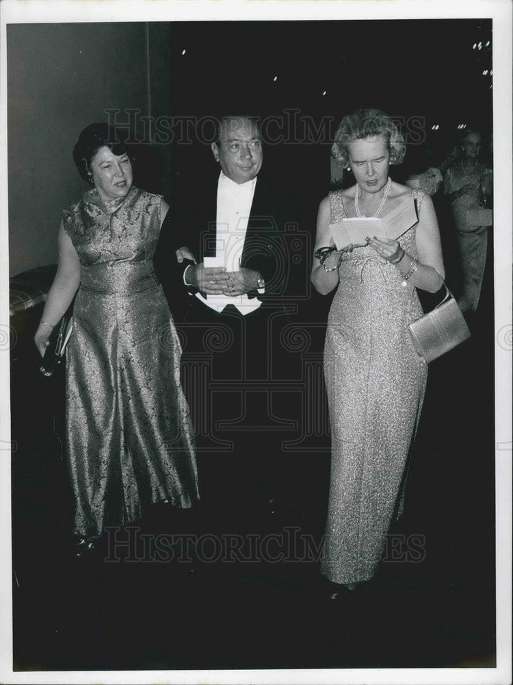 Press Photo Mrs & Mr.Doctor Earl W. Sutherland,Nobel Prize Medicine &UV Euler - Historic Images