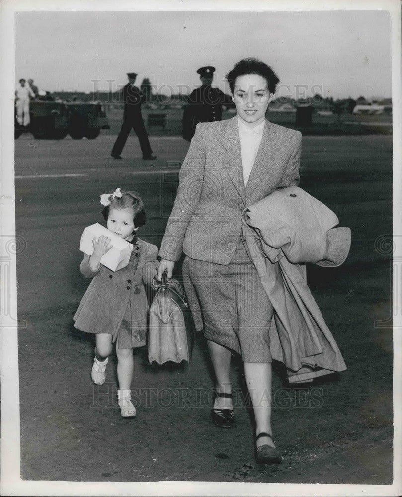 1954, Mrs. Szramowska and her daughter Cecilia at Northolt Airport - Historic Images