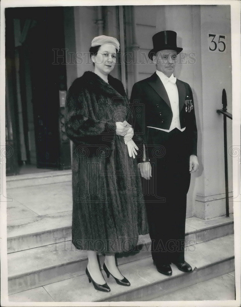 1959 Press Photo Bela Szilagyi and his wife Eva leaving the for the palace-Historic Images