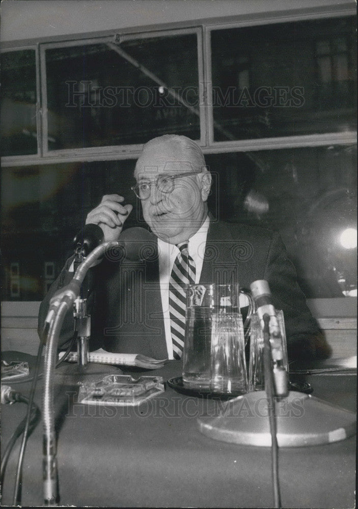 1954 U.S. Press attache Henry Suydan - Historic Images