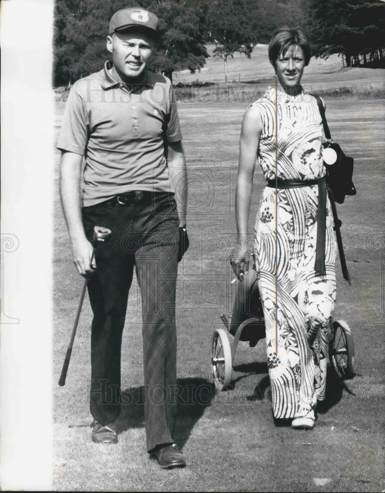 1972 Press Photo Viyella PGA Championship Alex Sutton With Wife Marie Caddying-Historic Images