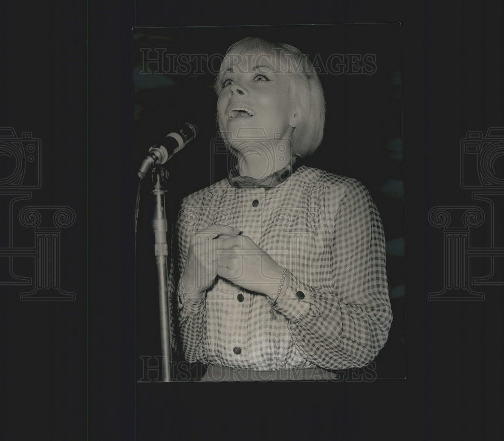 1965, French singer Isabelle Aubret - KSB00859 - Historic Images