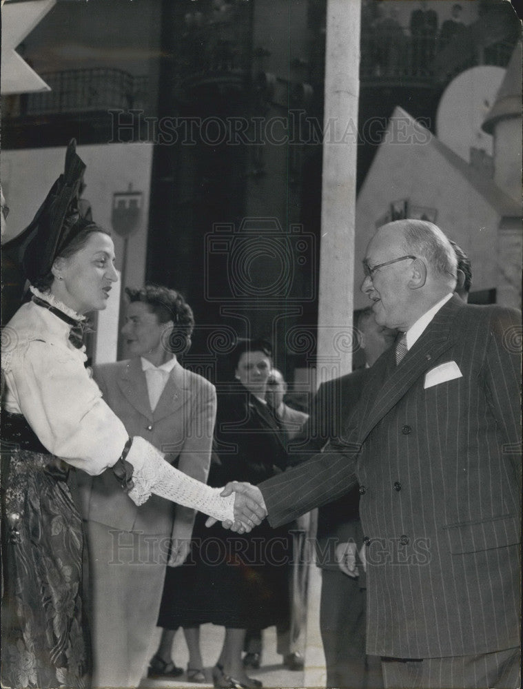 1953 Press Photo Alsatian Girl Greeting President Auriol Grand Palais-Historic Images