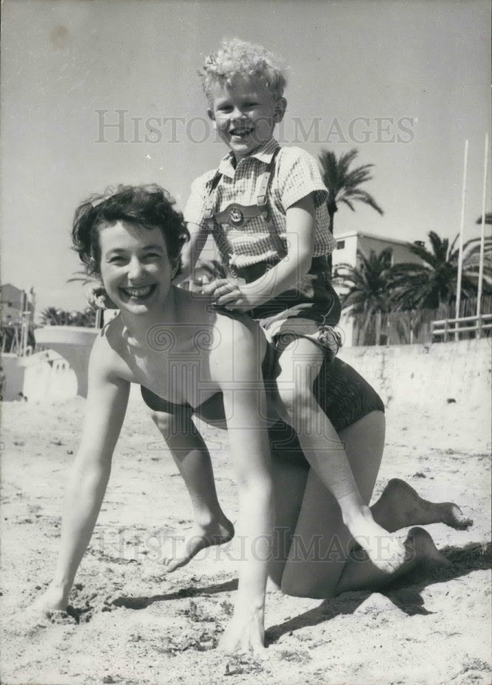 1954 Press Photo Swedish boy actor Kjel Sucksdorff playing on the sandy beach - Historic Images