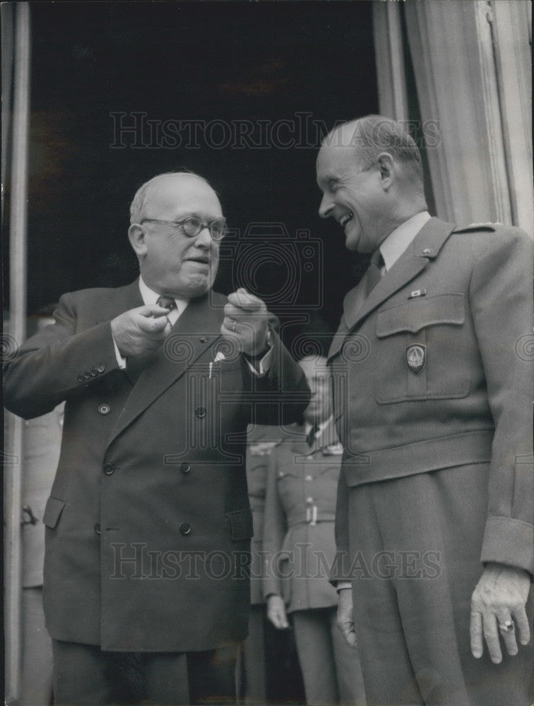  The President makes the General laugh - Historic Images