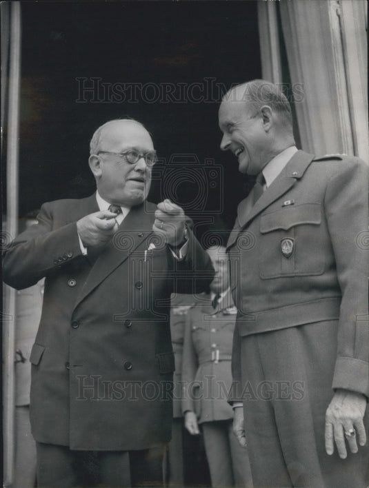  The President makes the General laugh - Historic Images