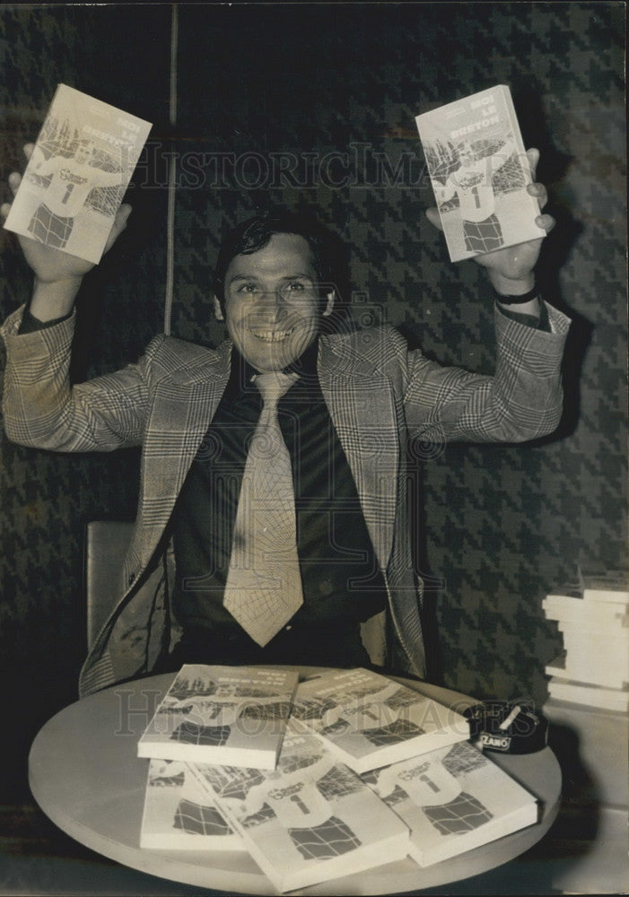 1972 Former French Goalkeeper Marcel Aubour Autographing Memoir - Historic Images