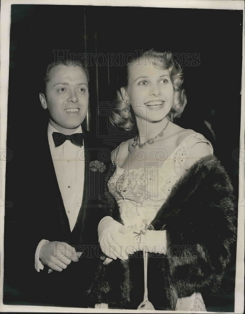 1955 Richard Attenborough Sheila Sim arrive at the Odeon - Historic Images