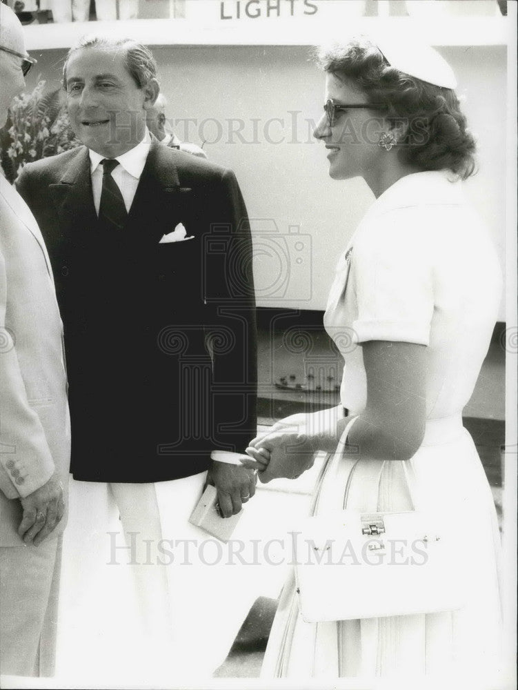 Press Photo Unknown Man and Woman in Conversation - Historic Images