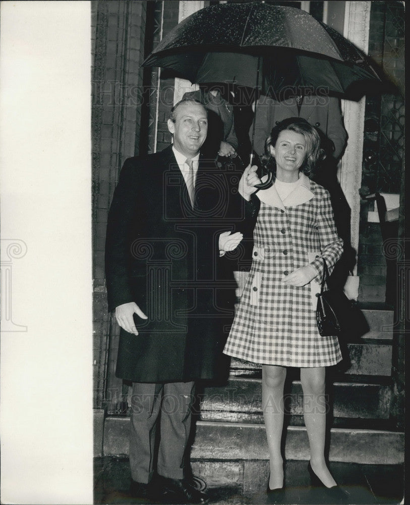 1970 Press Photo Tessa Browning & David Montgomery Leaving Kensington Office - Historic Images
