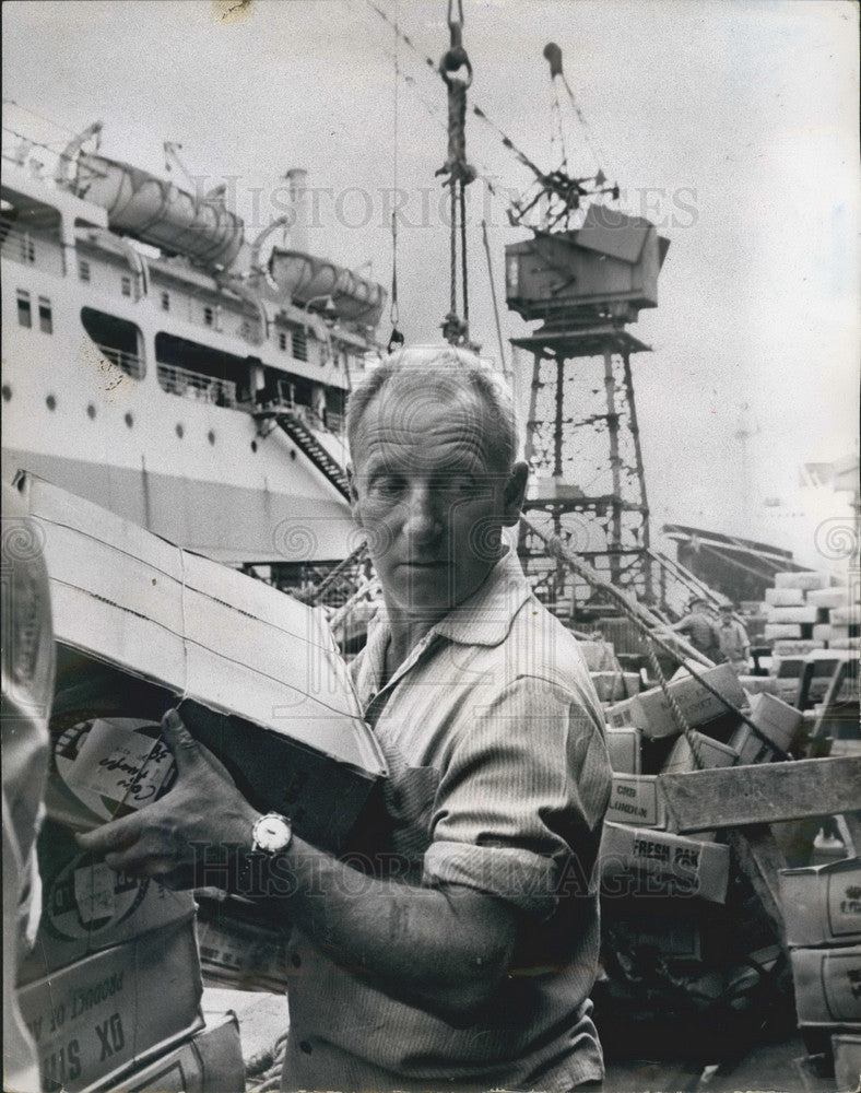 Press Photo Dock Leader Dash loading a ship - Historic Images