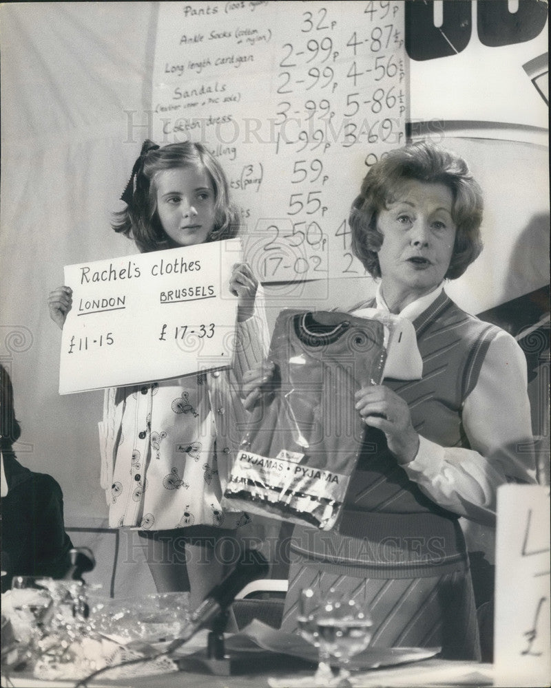 1975, Social Service Minister Barbara Castle Shows Price Comparison - Historic Images