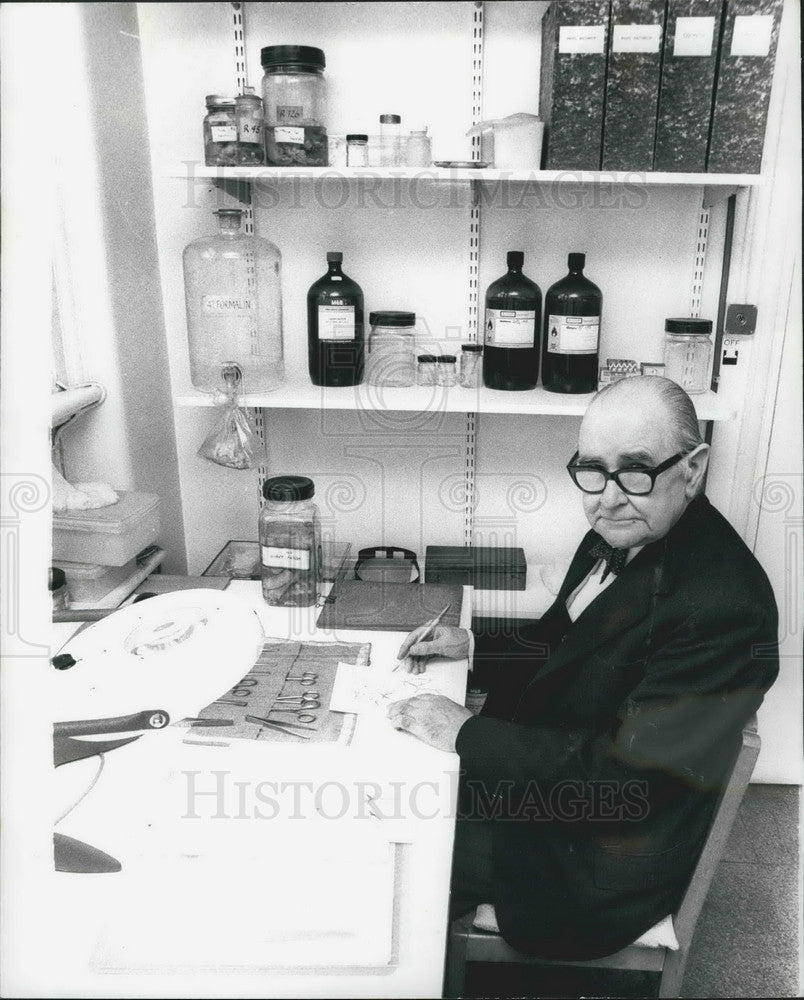 1972 Press Photo Anatomist A.J.E. Cave At London Zoo Office - Historic Images