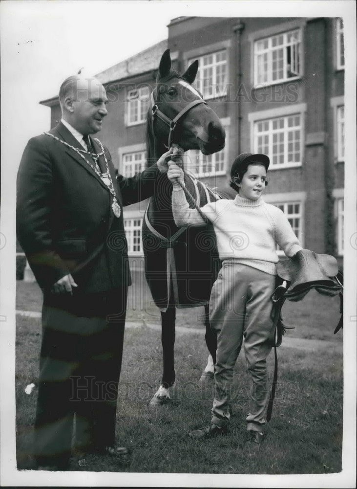 1959 Press Photo Ald. J.D. Procter with Penny Stephenson & Miss Windsor - Historic Images