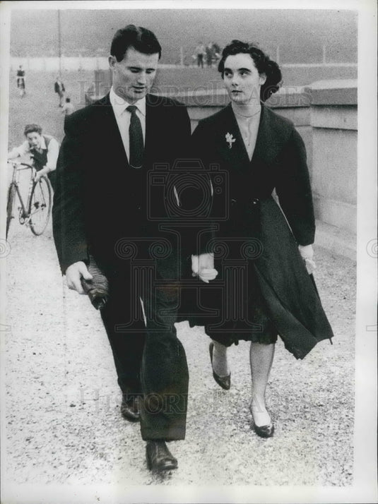 1959 Press Photo Eileen Stevenson & her husband Tom seen in London - KSB01763-Historic Images