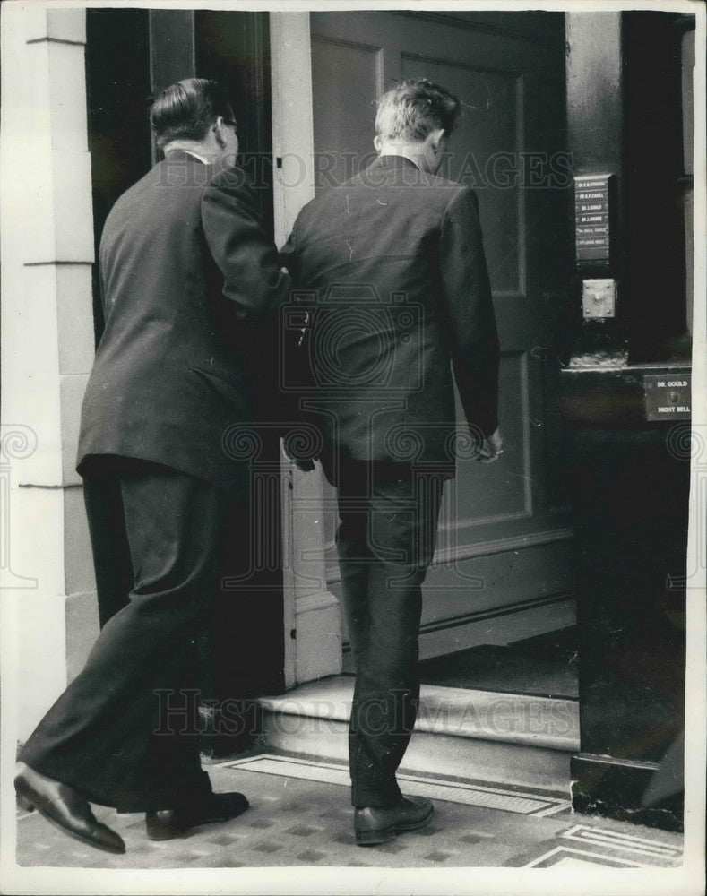 1958 Press Photo Tommy Steele gets a helping hand at The doctors office - Historic Images
