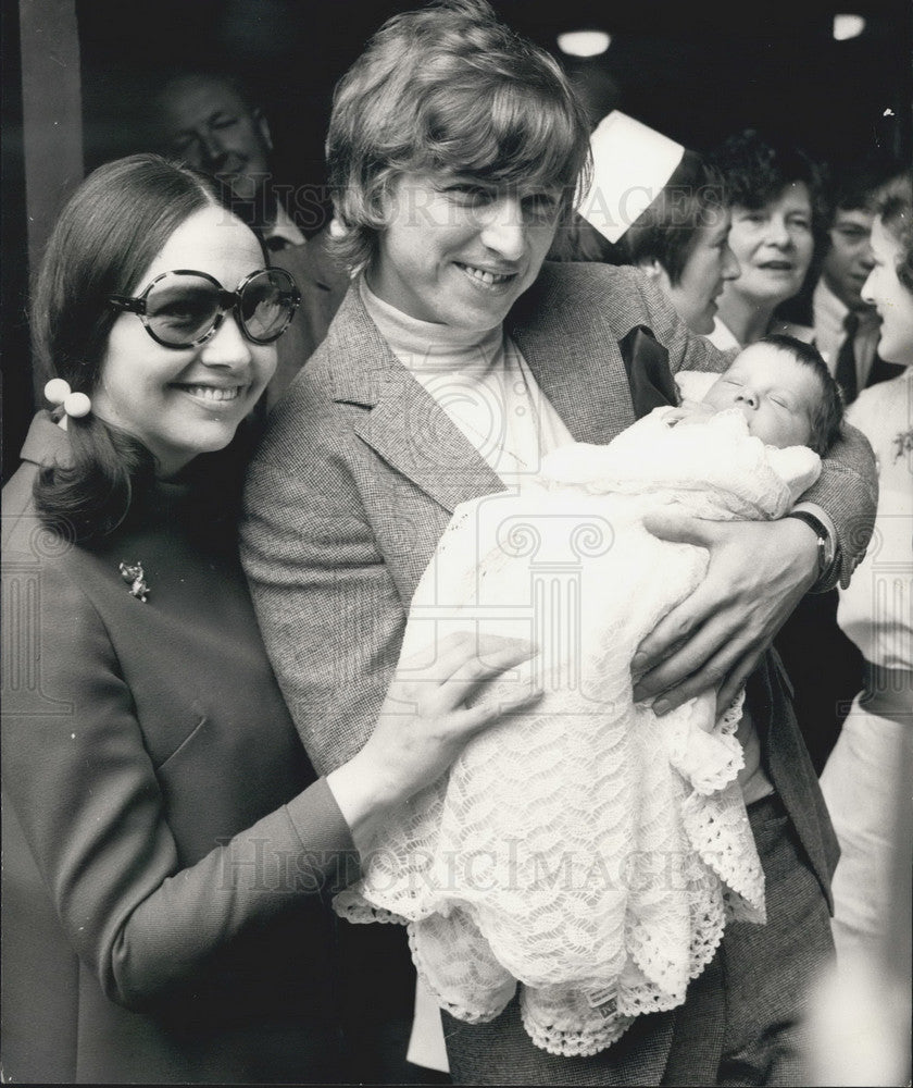 1969 Press Photo Rocker Tommy Steele, Wife Anne & New Daughter Emma Elizabeth - Historic Images