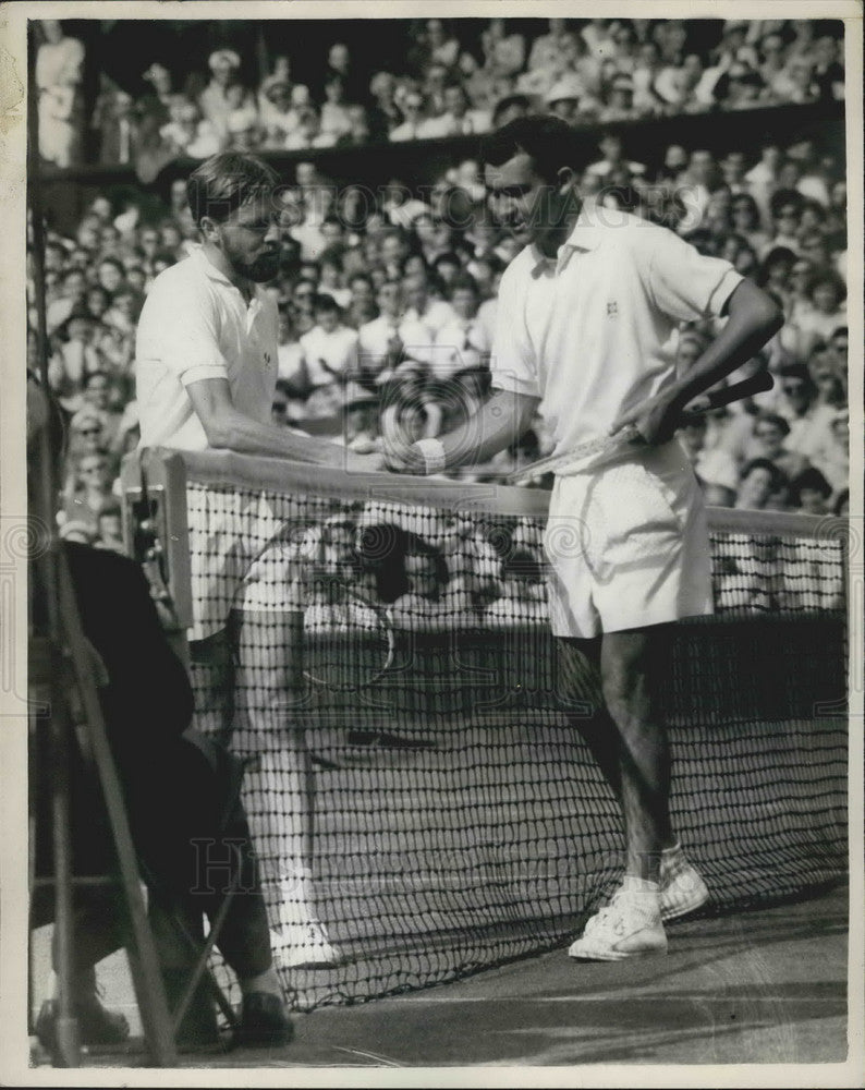 1959 Press Photo Mike Davies Congratulates T. Ulrich After Ulrich Wins Wimbledon - Historic Images