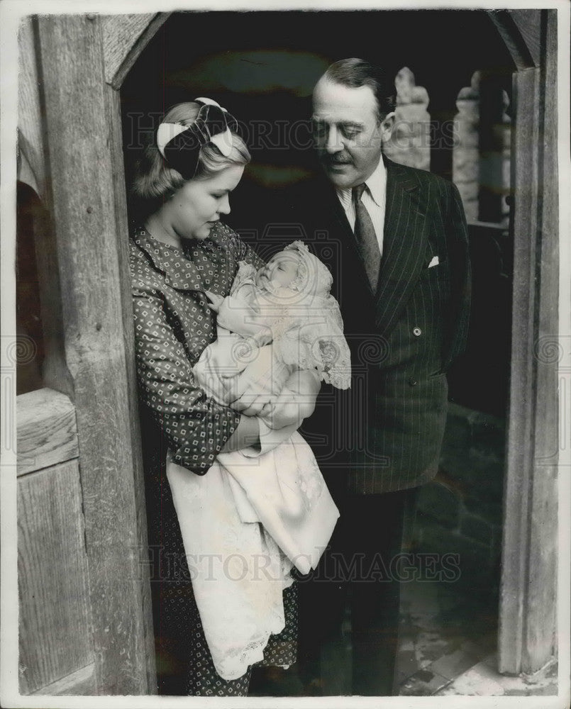 1954 Press Photo Viscount and Viscountess Cowdray with New Baby, Lucy - Historic Images