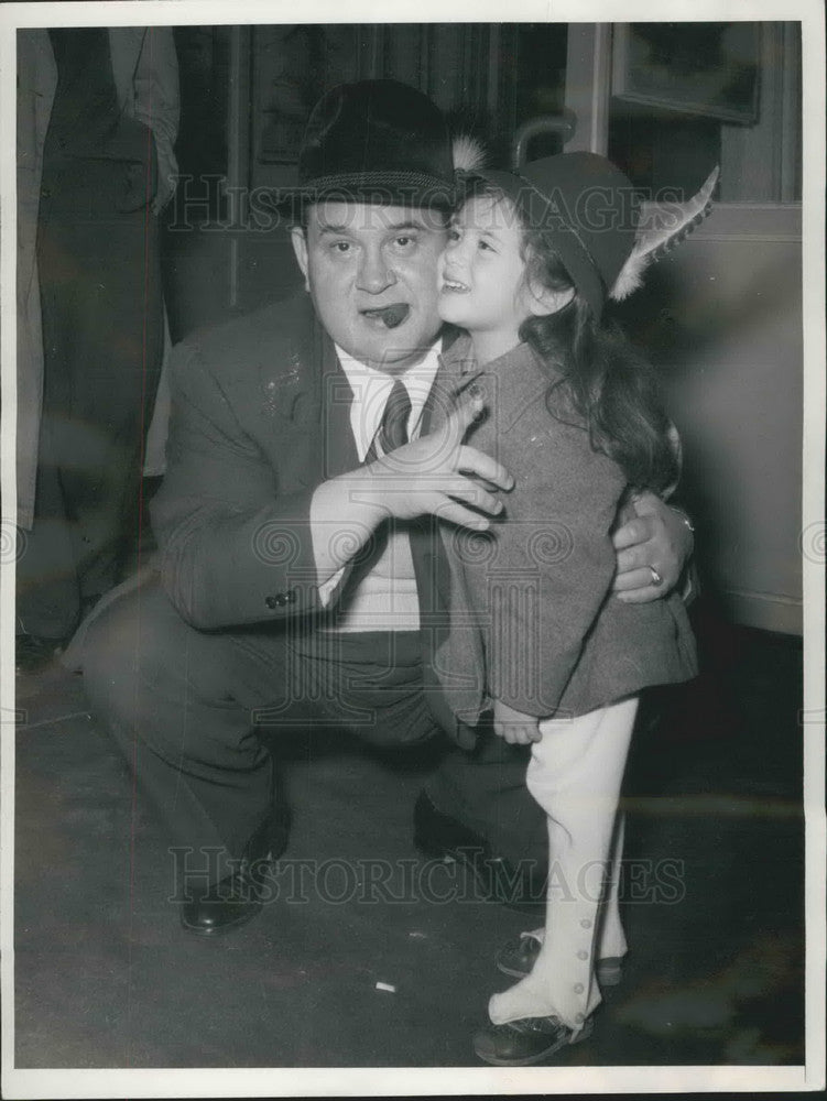 Press Photo Frank King the chief of the film company 'King Brothers' & Nicola - Historic Images