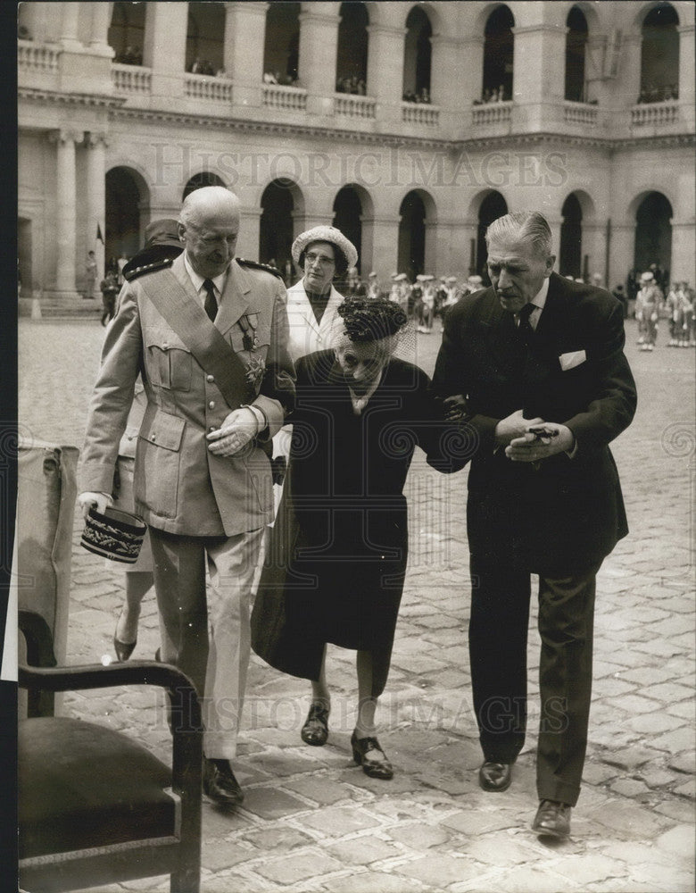 1966, General De Gaulle & widow of GeneralMangin - KSB02543 - Historic Images