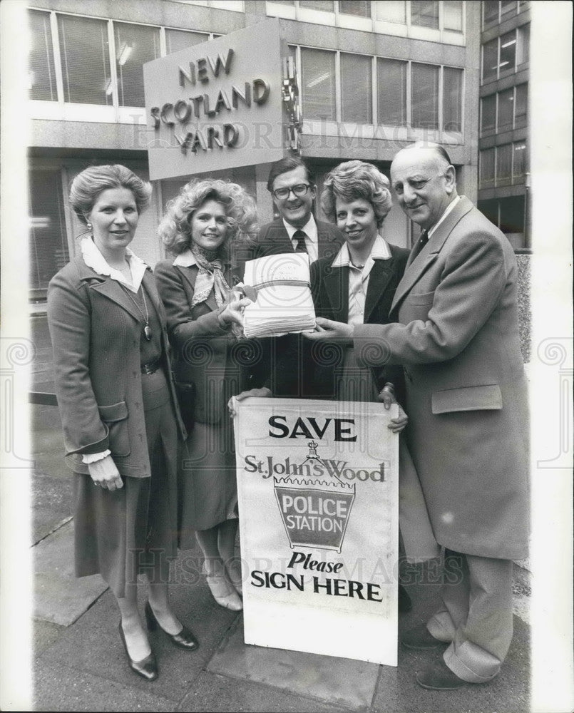 1978 Lee Remick Actress Visits Scotland Yard - Historic Images