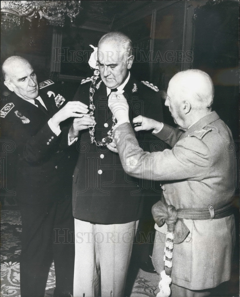 1973 President Lanusse is decorated by General Franco - Historic Images