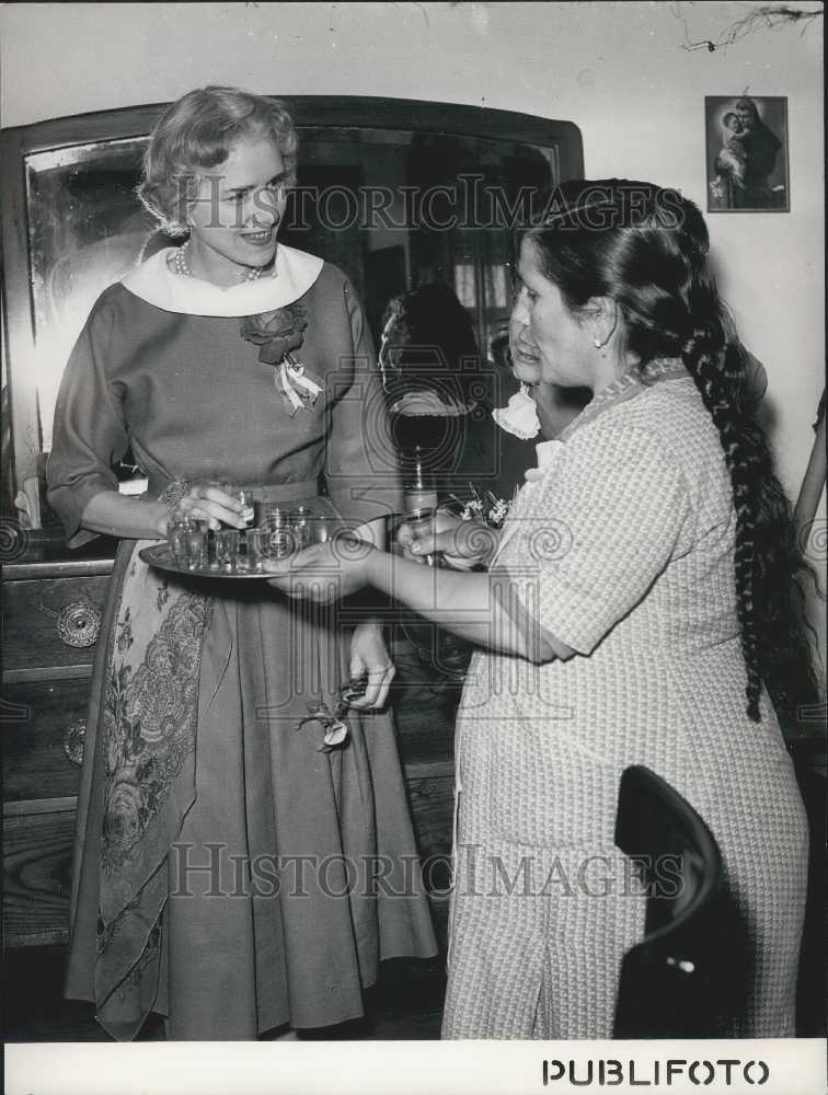 1953 Press Photo Ambassador Clare Boothe Luce Visits a Local Farming Family - Historic Images