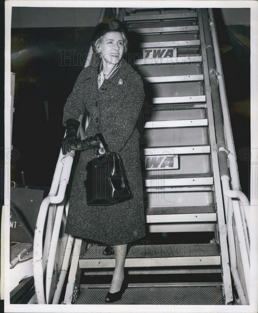 1957 Press Photo Claire Booth Luce, offers a farewell wave to friends-Historic Images