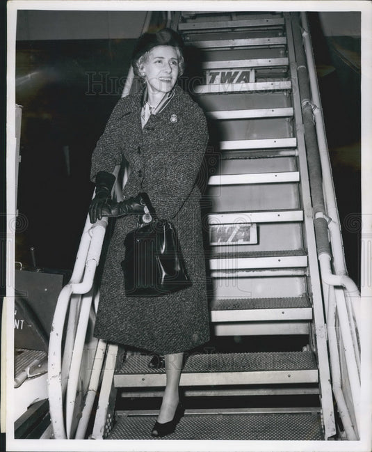 1957 Press Photo Claire Booth Luce, offers a farewell wave to friends-Historic Images