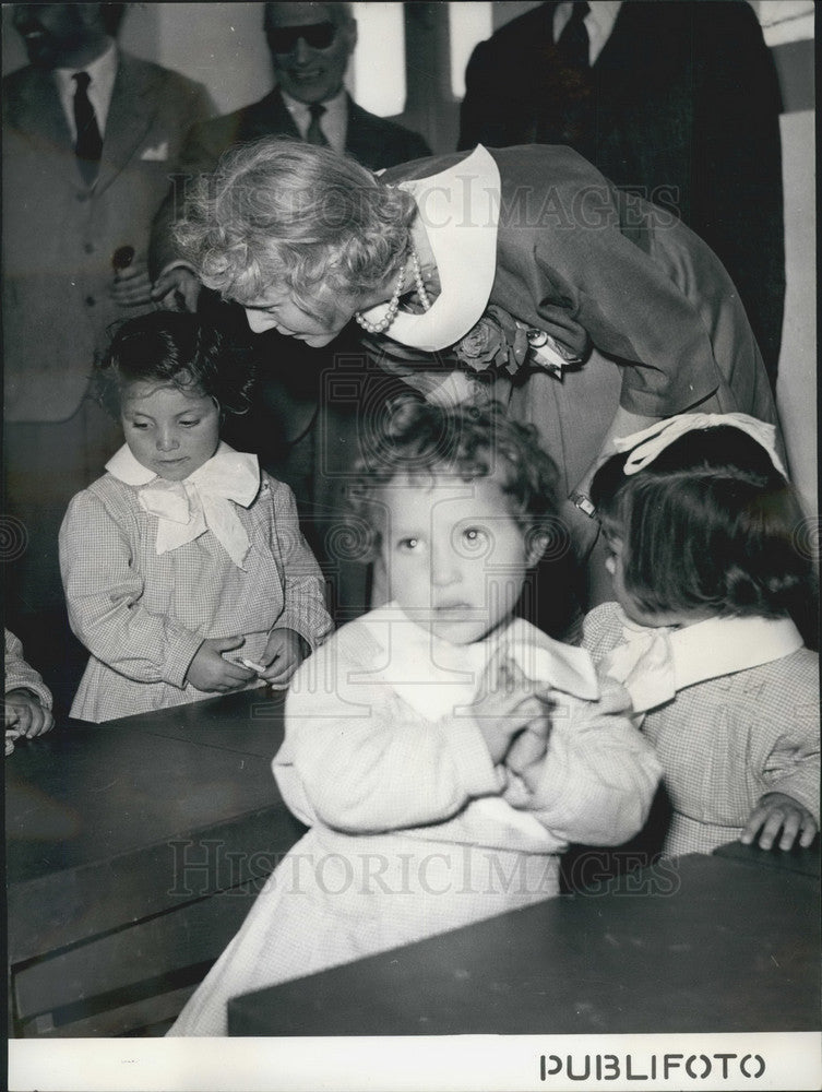 Press Photo US Amb. to Italy Clare Luce talking to children at Italian school - Historic Images