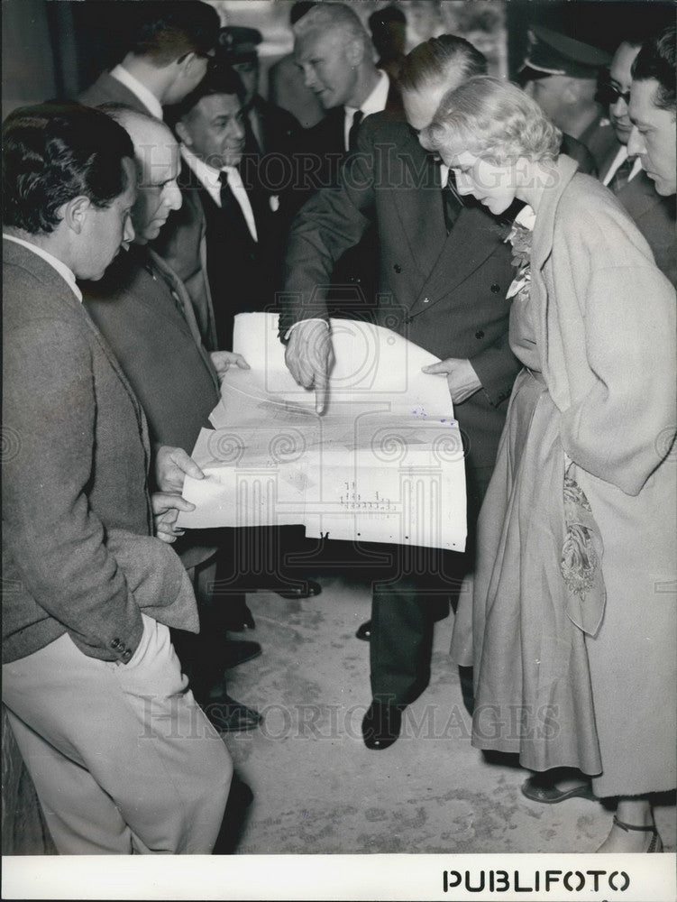 Press Photo at the Guadiano center, official explains project to ambassador - Historic Images