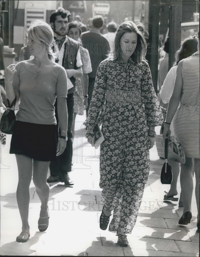 Press Photo It&#39;s Doing Your Own Thing That Counts woman clothing - Historic Images