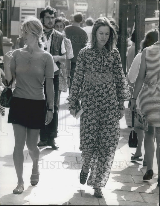 Press Photo It's Doing Your Own Thing That Counts woman clothing - Historic Images