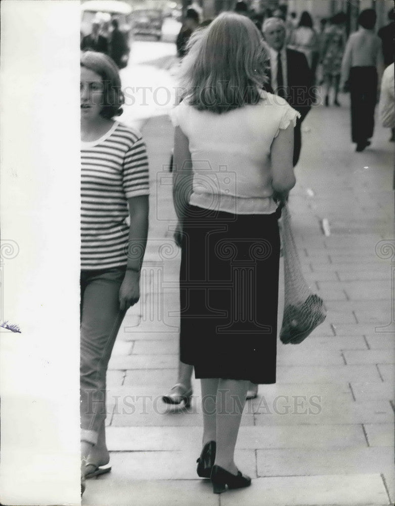 Press Photo King&#39;s Road take no notice Hemline decrees women clothing - Historic Images