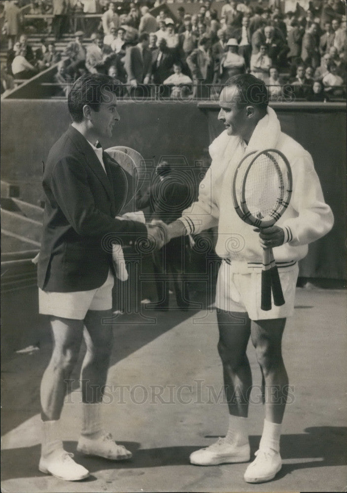  men shake hands tennis racquets - Historic Images
