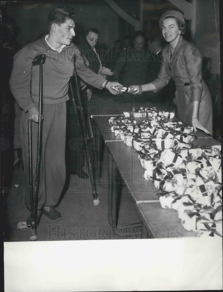 1957 Press Photo Mrs. Norstad & wounded soldiers - Historic Images